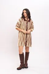Vestido camisola de tejido de punto fresco, con rayas verticales en tonos marrones y beige, cuello polo marrón, mangas cortas y cierre frontal con botones de madera.