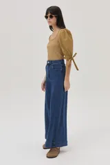 Top color camel con mangas abullonadas con lazos y escote en V.