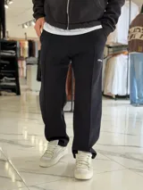 Pantalón jogging oversize de felpa, color gris, de corte recto y diseño cómodo con costuras frontales en relieve.