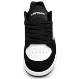 Championes Airwalk modelo Giro, diseño de caña baja con estilo skater, combinación de colores negro, blanco y gris, con cordones gruesos y suela de goma.