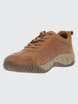 Zapato tipo sneaker de cuero color marrón, con diseño urbano y outdoor. Presenta cordones al tono, puntera redonda y suela de goma con tecnología de amortiguación.