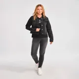 Chaqueta de jean negra con cierre frontal de botones metálicos, bolsillos superiores con solapa y bolsillos laterales. Presenta costuras reforzadas y un diseño clásico de corte ajustado.
