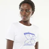 Remera blanca de manga corta con cuello redondo y estampa frontal en color azul con la frase The Bahamas y un diseño floral.