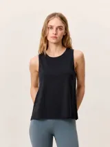 Musculosa deportiva negra de corte holgado, con cuello redondo y aberturas laterales en el ruedo.