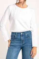 Remera de manga larga color negro, con escote redondo y calce ajustado al cuerpo.