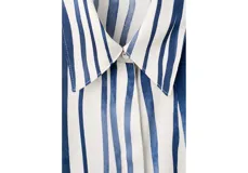 Camisa de poliéster con diseño de rayas verticales en tonos azul y blanco, cuello camisero, manga larga y cierre frontal con botones.
