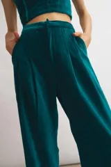 Pantalón sastrero negro de corte amplio, con pinzas y bolsillos laterales.