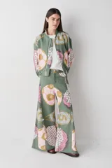 Pantalon de corte wide leg y tiro alto, color rosado con estampado de motivos deportivos como pelotas de fútbol y raquetas de tenis. Cuenta con cierre frontal con botón y bolsillos laterales.