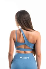 Top deportivo celeste de un solo hombro con logo en el frente.