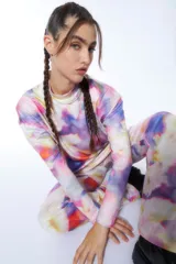 Remera de mangas largas con cuello alto y estampado floral multicolor.