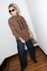 Camisa de algodón con corte clásico, cuello camisero y mangas largas con puños abotonados. Presenta un bordado geométrico en color bordó en la parte frontal y detalle de frunce en la espalda.