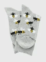 Calcetín de largo medio en color gris melange con estampado integral de abejas y puño con terminación ondulada.