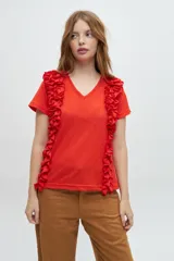 Remera roja de algodón y poliéster con escote en V y volantes laterales.