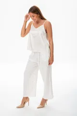 Musculosa blanca de breteles finos y escote en V.