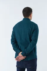 Camisa de viyela a cuadros negros, blancos y rojos, de corte slim fit, con bolsillos en el pecho, manga larga y cierre con botones.