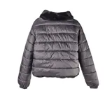 Campera de piel sintética negra, con cuello alto y cierre frontal. Diseño corto y holgado con acabado suave.