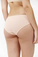 Bombacha clásica color visón, de algodón con elástico en la cintura.