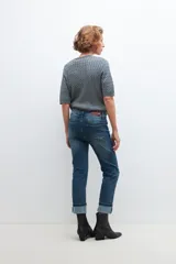 Pantalón jean de tiro medio, corte recto, color azul denim y terminación cropped con dobladillo.