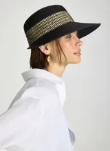 Sombrero de ala ancha color negro con detalle de cinta estampada en tonos dorados alrededor de la copa.