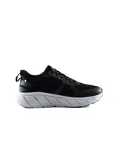 Championes deportivos Umbro modelo Bram, color negro con suela gruesa gris y cordones tono sobre tono.