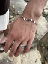 Pulsera plateada de acero inoxidable con eslabones tipo Gucci.