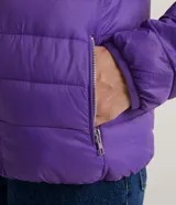Campera puffer ultra ligera de Blue Steel, color rojo, con capucha, cierre frontal y bolsillos laterales con cremallera. Diseño acolchado con relleno sintético.