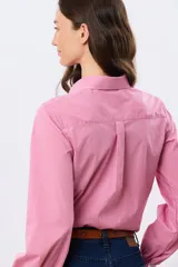 Camisa de manga larga con estampado a cuadros vichy en color rojo y blanco, cuello camisero, cierre frontal con botones y puños con frunces.