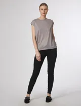 Blusa sin mangas de tejido canale color gris, con cuello redondo y diseño ajustado.