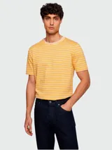 Remera amarilla a rayas horizontales blancas, de algodón, corte regular fit y cuello redondo.