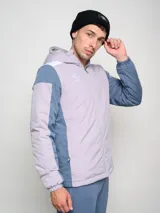 Campera deportiva Umbro con capucha, cierre frontal y bloques de color. El cuerpo principal es azul marino, los hombros son blancos y las mangas tienen paneles laterales en gris claro.
