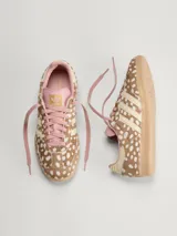Championes Adidas Samba OG W con exterior de cuero efecto pelo con estampado animal print tipo cervatillo, franjas laterales en color tostado y suela de goma.