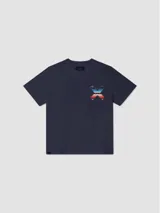 Remera blanca de algodón orgánico con cuello redondo y manga corta. Presenta un estampado en el pecho con una cruz formada por dos tablas de surf en tonos rojo, azul y negro.