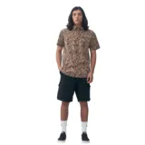 Camisa de manga corta con estampado abstracto en tonos naranja y gris, con cuello abotonado y bolsillo en el pecho. Marca Quiksilver.