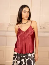 Top de razo color borgoña con breteles finos regulables y escote en V.