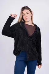 Cardigan negro de tejido peludo con cuello solapa y cierre frontal con botones.