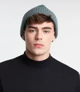 Gorro tipo beanie de tejido acrílico con textura acanalada y borde plegado.