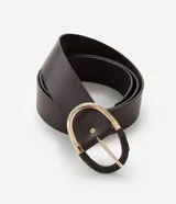 Vestido chemise midi de corte holgado, confeccionado en tricolina color azul marino. Presenta cuello tipo padre, cierre frontal con botones metalizados, mangas cortas y pliegues en la falda. Incluye un cinturón marrón para ajustar a la cintura.