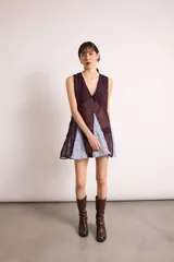 Vestido corto de doble tela con estampado floral en tonos borgoña y azul sobre fondo negro. Diseño suelto con escote en V y lazo en la espalda.