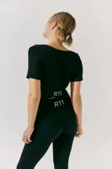 Top negro de morley con escote en V y mangas cortas.