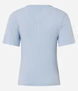 Blusa de pijama color bordó confeccionada en tejido rib acanalado, con escote en V y detalle de botones frontales. Cuenta con mangas cortas y calce regular.