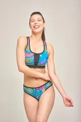 Bombacha vedetina estampada con diseño geométrico en tonos rosa, celeste, verde y negro.