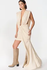 Vestido corto de diseño asimétrico en color verde oliva, con escote profundo en V, drapeado frontal y una caída lateral larga que llega hasta el suelo. Sin mangas y con ajuste entallado en la falda.