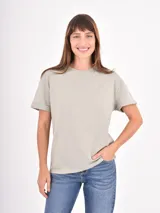 Remera de algodón blanca, de corte holgado y cuello redondo, con mangas cortas de diseño clásico.