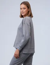 Buzo blanco de tejido elastizado, con pespunte central en la parte delantera y tajos laterales.