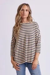 Remera de manga larga confeccionada en lanilla con diseño de rayas horizontales en color beige y azul marino. Presenta un corte holgado con hombros caídos y cuello redondo.