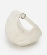 Gorra de sarga color beige claro con visera curva y bordado frontal en negro que dice "LONDON EST.98". Es ajustable en la parte trasera.