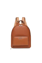 Mochila de cuero sintético color marrón con bolsillo frontal y correas ajustables.