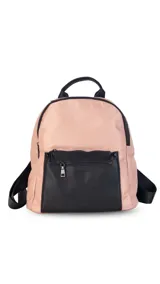 Mochila urbana de diseño combinado, confeccionada en tela resistente con bolsillo frontal y detalles en cuero sintético. Cuenta con compartimento principal con cierre y correas ajustables.