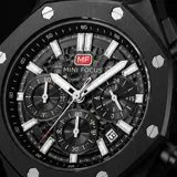 Reloj de pulsera analógico con cronógrafo, caja redonda de metal negro y correa de caucho negra. Presenta esfera texturizada con marcadores luminosos y detalles en rojo.