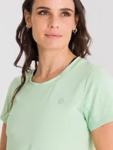 Remera deportiva de manga corta en color verde menta, con cuello redondo y ajuste ergonómico. Presenta un diseño técnico transpirable ideal para actividades físicas.